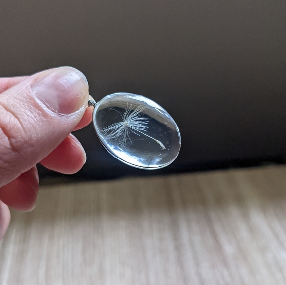 Dandelion seed resin pendant necklace - Picture 1 of 5